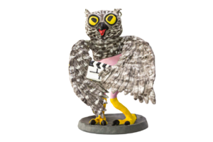 Un búho cinematográfico renace con estilo: desplumado pero inspirado, celebra el arte del cine con una mirada sabia y espíritu visionario.