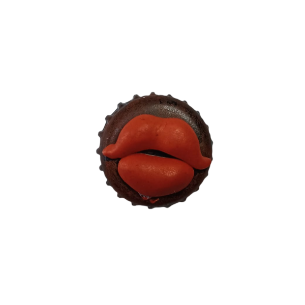 Descubre nuestro exclusivo broche que combina el estilo vibrante del hip hop con la esencia del barrio mexicano. tenemos el pin que andabas buscando.